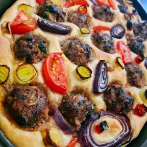 מאפה שחום וריחני של פוקצ'ה וכדורי בשר טלה